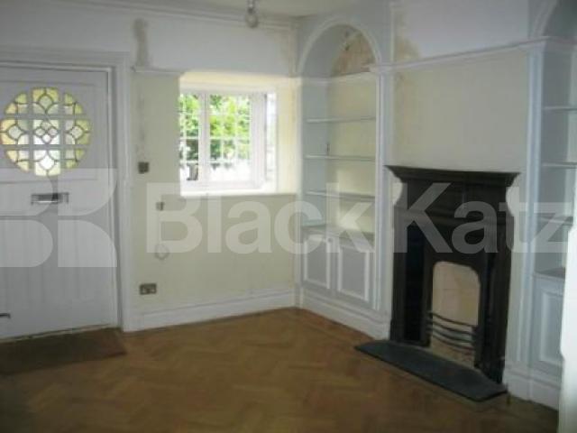 			5 Bedroom, 1 bath, 1 reception Flat			 Broomfield Lane, PALMERS GREEN N13